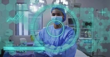 Operasyonda çift ırklı kadın cerrah üzerinde yapılan tarama ve veri işleme animasyonları. Küresel tıp, sağlık, bilgisayar ve dijital arayüz kavramı, dijital olarak oluşturulmuş video.