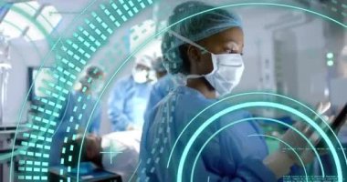 Afrika kökenli Amerikalı cerrahın ameliyat odasındaki tarama ve veri işleme çalışmalarının animasyonu. Küresel tıp, sağlık, bilgisayar ve dijital arayüz kavramı, dijital olarak oluşturulmuş video.