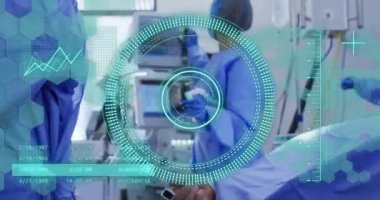 Muhtelif cerrahların ameliyat odalarında tarama ve veri işleme animasyonları. Küresel tıp, sağlık, bilgisayar ve dijital arayüz kavramı, dijital olarak oluşturulmuş video.