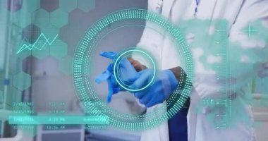 Afrika kökenli Amerikalı kadın doktor üzerinde yapılan tarama ve veri işleme animasyonları. Küresel tıp, sağlık, bilgisayar ve dijital arayüz kavramı, dijital olarak oluşturulmuş video.