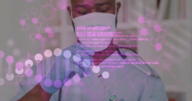 Veri işleme ve DNA diziliminin animasyonu, aşıyı tutan melez erkek doktorun üzerinde. Teknoloji, tıp ve dijital arayüz kavramı, dijital olarak üretilen video.