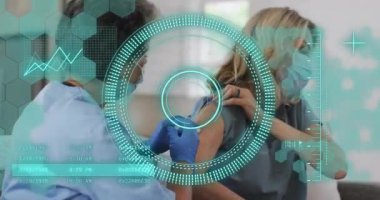 Kafkasyalı kadın doktor ve hasta üzerinde yapılan tarama ve veri işleme animasyonları. Küresel tıp, sağlık, bilgisayar ve dijital arayüz kavramı, dijital olarak oluşturulmuş video.