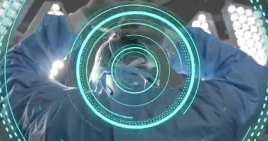 Afrika kökenli Amerikalı cerrahın ameliyat odasındaki tarama ve veri işleme çalışmalarının animasyonu. Küresel tıp, sağlık, bilgisayar ve dijital arayüz kavramı, dijital olarak oluşturulmuş video.