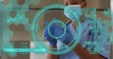 Afrika kökenli Amerikalı kadın doktor üzerinde yapılan tarama ve veri işleme animasyonları. Küresel tıp, sağlık, bilgisayar ve dijital arayüz kavramı, dijital olarak oluşturulmuş video.