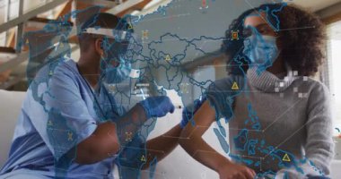 Çift ırklı doktor aşılama hastasının dünya haritasının animasyonu. Teknoloji, tıp ve dijital arayüz kavramı, dijital olarak üretilen video.