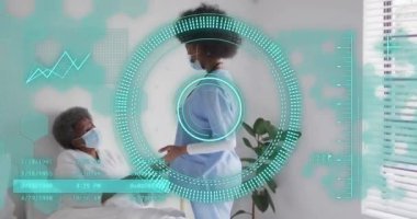 Afro-Amerikan kadın doktor ve hasta üzerinde yapılan taramaların animasyonu. Küresel tıp, sağlık, bilgisayar ve dijital arayüz kavramı, dijital olarak oluşturulmuş video.