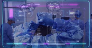 Yüz maskesi takan çeşitli cerrahların üzerinde veri işleme ve DNA ipliklerinin animasyonu. Teknoloji, tıp ve dijital arayüz kavramı, dijital olarak üretilen video.