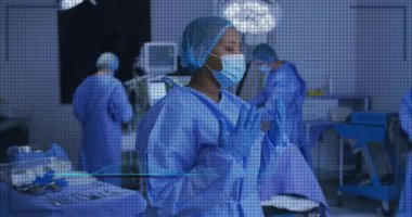 Yüz maskesi takan çeşitli cerrahların veri işleme ve diyagramlarının animasyonu. Teknoloji, tıp ve dijital arayüz kavramı, dijital olarak üretilen video.