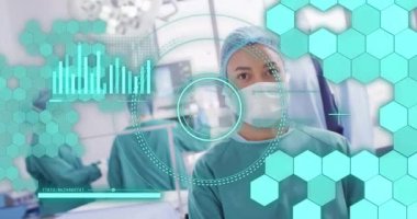 Operasyonda çift ırklı kadın cerrah üzerinde yapılan tarama ve veri işleme animasyonları. Küresel tıp, sağlık, bilgisayar ve dijital arayüz kavramı, dijital olarak oluşturulmuş video.