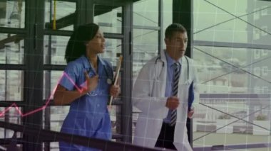 Çeşitli doktorların koştuğu diyagramın animasyonu. Teknoloji, tıp ve dijital arayüz kavramı, dijital olarak üretilen video.