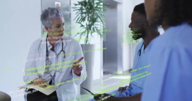 Çeşitli doktorların konuştuğu veri işleme animasyonu. Tıp, teknoloji ve dijital arayüz kavramı, dijital olarak oluşturulmuş video.