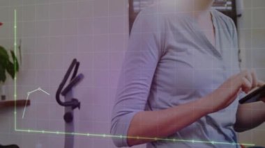 Tablet kullanan beyaz kadın doktorun diyagramının animasyonu. Teknoloji, tıp ve dijital arayüz kavramı, dijital olarak üretilen video.