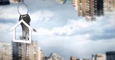 Şehrin üzerindeki gümüş ev anahtarının resmi. Özellik, ev, gayrimenkul, mülkiyet ve bağlantılar dijital olarak üretilen imaj kavramı.