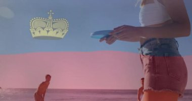 Plaj voleybolu oynuyorlar, insanlar Lihtenştayn bayrağı animasyonunda taçla güneşli bir günün tadını çıkarıyorlar. Spor, açık hava, eğlence, takım arkadaşları, atletik, egzersiz konsepti