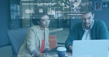 Muhtelif meslekdaşların ofiste iş görüşmesi üzerine iş veri analizi. Tartışma, takım çalışması, işbirliği, işyeri, teknoloji, beyin fırtınası