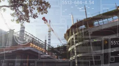 Vinçleri ve binaları olan inşaat alanı, olay yerinde veri işleme animasyonu. teknoloji, gelişim, kentsel