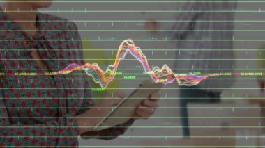 Tableti tutan kişi, dalgalı grafikteki finansal veri animasyonunu analiz eden kişi. Finans, iş, analitik, teknoloji, yatırım, büyüme