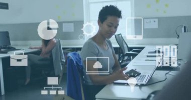 Ofiste akıllı telefon ve dizüstü bilgisayar kullanan bir kadın için iş simgeleri. teknoloji, dijital, iletişim, işyeri, üretkenlik, modern konsept