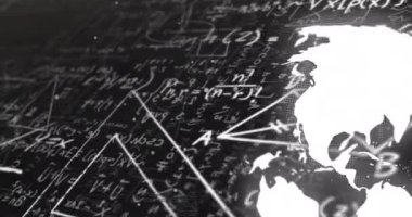 Dönen dünya animasyonu üzerinde matematiksel denklemler ve formüller. Küreselleşme, teknoloji, veri, analitik, yenilik, gelecek
