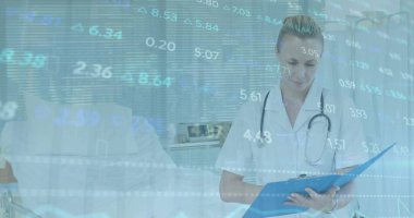 Kafkasyalı kadın doktorun hastanedeki mali veri işleme görüntüsü. Küresel tıp, sağlık, bağlantılar, hesaplama ve veri işleme kavramı dijital olarak oluşturulmuş görüntü.