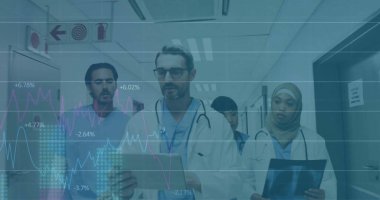 Hastanedeki çeşitli doktorların finansal veri işleme görüntüsü. Küresel tıp, sağlık, bağlantılar, hesaplama ve veri işleme kavramı dijital olarak oluşturulmuş görüntü.