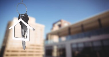 Şehrin üzerindeki gümüş ev anahtarının resmi. Özellik, ev, gayrimenkul, mülkiyet ve bağlantılar dijital olarak üretilen imaj kavramı.