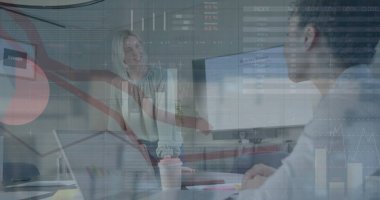 Ofisteki çeşitli iş adamlarıyla ilgili finansal veri işleme resmi. Küresel finans, iş, bağlantılar, hesaplama ve veri işleme kavramı dijital olarak oluşturuldu.