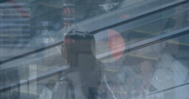 Ofisteki çeşitli iş adamlarıyla ilgili finansal veri işleme resmi. Küresel finans, iş, bağlantılar, hesaplama ve veri işleme kavramı dijital olarak oluşturuldu.