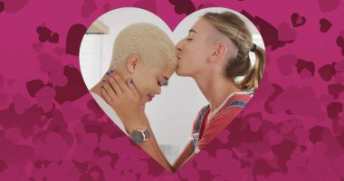 Öpüşen farklı kadın çiftlerin üzerinde yüzen kalpler. Gurur, yaşam tarzı ve kutlama konsepti dijital olarak oluşturuldu.