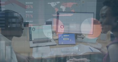 Ofisteki çeşitli iş adamlarıyla ilgili finansal veri işleme resmi. Küresel finans, iş, bağlantılar, hesaplama ve veri işleme kavramı dijital olarak oluşturuldu.