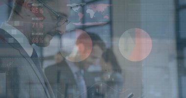 Ofisteki çeşitli iş adamlarıyla ilgili finansal veri işleme resmi. Küresel finans, iş, bağlantılar, hesaplama ve veri işleme kavramı dijital olarak oluşturuldu.