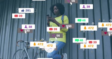 Şehirde akıllı telefon kullanan Afro-Amerikan bir kadın için sosyal medya bildirimleri. Yaz, şehir, dijital arayüz, sosyal ağ ve iletişim, dijital olarak oluşturulmuş görüntü.