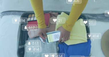 Akıllı telefonlu bavulu olan iki ırklı bir kadın için medya tebligatları. Yaşam tarzı, seyahat, tatiller, dijital arayüz, sosyal ağ ve iletişim, dijital olarak oluşturulmuş görüntü.