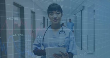 Hastanedeki çift ırklı kadın doktorun mali veri işleme görüntüsü. Küresel tıp, sağlık, bağlantılar, hesaplama ve veri işleme kavramı dijital olarak oluşturulmuş görüntü.