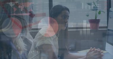 Ofisteki çeşitli iş adamlarıyla ilgili finansal veri işleme resmi. Küresel finans, iş, bağlantılar, hesaplama ve veri işleme kavramı dijital olarak oluşturuldu.