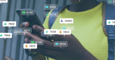 Şehirde akıllı telefon kullanan mutlu bir Afrikalı Amerikalı kadın için sosyal medya bildirimleri. Yaşam tarzı, şehir, dijital arayüz, sosyal ağ ve iletişim, dijital olarak oluşturulmuş görüntü.