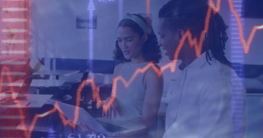 Ofisteki çeşitli iş adamlarıyla ilgili finansal veri işleme resmi. Küresel finans, iş, bağlantılar, hesaplama ve veri işleme kavramı dijital olarak oluşturuldu.