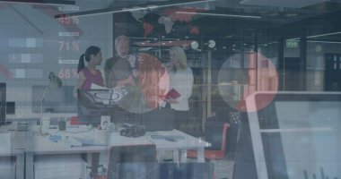 Ofisteki çeşitli iş adamlarıyla ilgili finansal veri işleme resmi. Küresel finans, iş, bağlantılar, hesaplama ve veri işleme kavramı dijital olarak oluşturuldu.