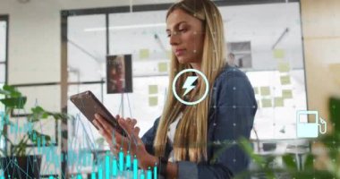 Ofiste akıllı telefon kullanan bir kadının finansal veri animasyonunu analiz ediyorum. İş, finans, teknoloji, yenilik, veri analizi, mobil konsept