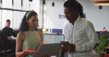 Finansal grafikleri analiz etmek, çizelgelerin animasyonuyla ilgili verileri tartışan iş adamları. finans, veri analizi, takım çalışması, toplantı, şirket, analitik kavramı