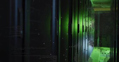 Veri merkezindeki sunucu rafları üzerinde küre ve veri işleme animasyonu. Teknoloji, ağ, bulut hesaplama, siber güvenlik, dijital, bilişim