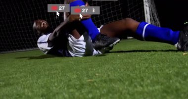 Sosyal medya, futbol oyuncusunun sahada bacağını tutmasına tepki veriyor. Spor, sakatlık, müdahale, atlet, acı konsepti