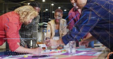 Proje üzerinde çalışan çeşitli ekipler, üzerinde veri işleme animasyonu olan bir ekip. Takım çalışması, işbirliği, çeşitlilik, teknoloji, iş dünyası, profesyonel konsept