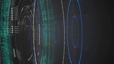 Beyni olan ampulü tutuyor, dijital arayüz animasyonunu devrediyor. Yenilik, teknoloji, yaratıcılık, zeka, gelecek, kavram