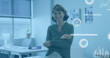 İş kadını, veri analizi ve grafik animasyonuyla iş yerinde. teknoloji, kurumsal, profesyonel, bilgisayar, finans, istatistik