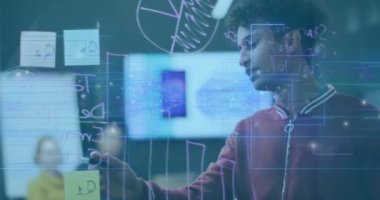 Şeffaf tahtada yazıyor, dijital veri işleme animasyonunda genç bir profesyonel. Teknoloji, yenilik, ticaret, strateji, analitik, fütüristik kavram