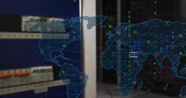 Sunucu odasında veri noktaları ve ağ bağlantıları olan dünya haritası. Teknoloji, veri analizi, ağ oluşturma, dijital bağlantı, siber güvenlik