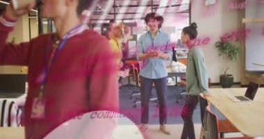 Ofisteki veri ve grafiklerin pembe animasyonu için işbirliği yapan iş ekibi. Takım çalışması, işbirliği, teknoloji, yenilik, beyin fırtınası, strateji konsepti