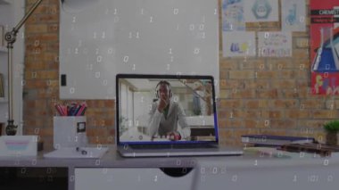 Ev ofisteki dizüstü bilgisayardaki video konferansı üzerine ikili kod animasyonu. Teknoloji, uzaktan çalışma, sanal toplantı, dijital, kodlama