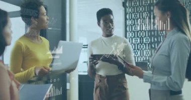 Modern ofiste tartışan çeşitli profesyoneller üzerinde iş veri analizi animasyonu. takım çalışması, teknoloji, tartışma, işbirliği, analiz, kurumsal konsept